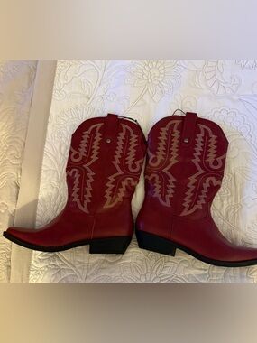 Red Western Cowboy Boots - Embroidered Design